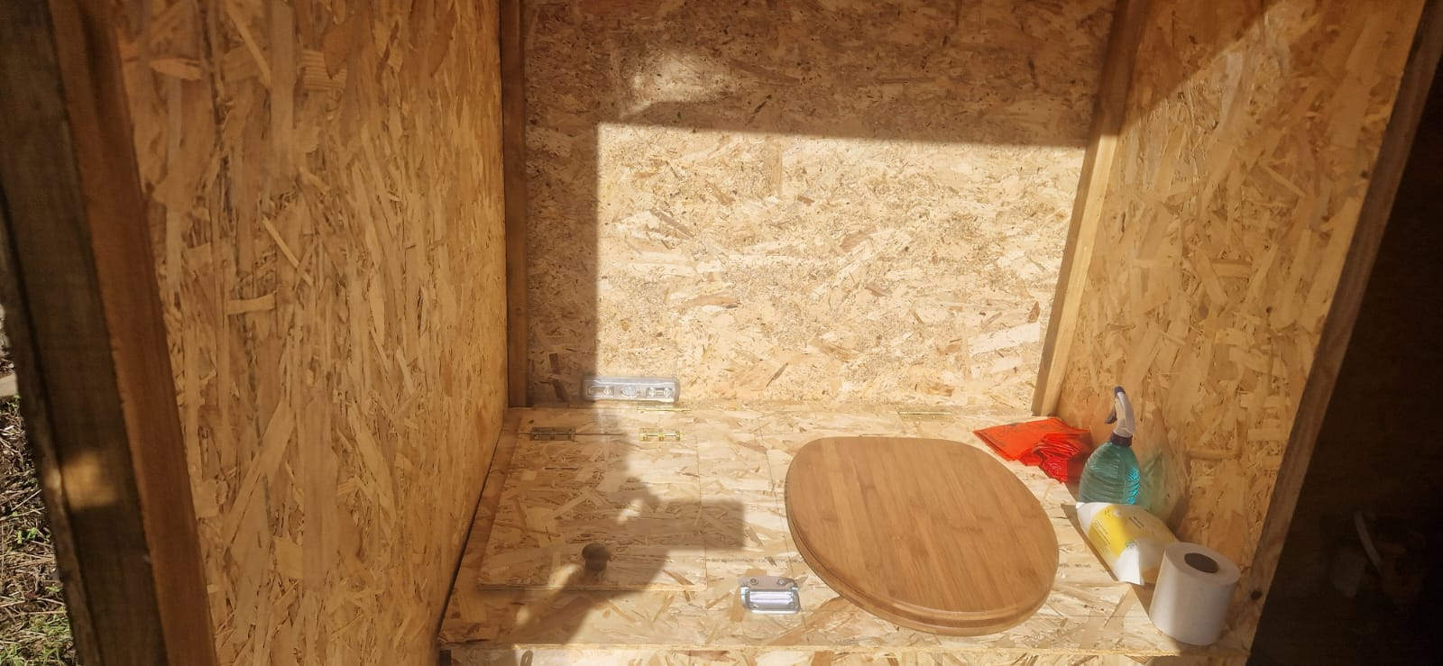 Komposttoilette innen mit fertig montierter Toilette