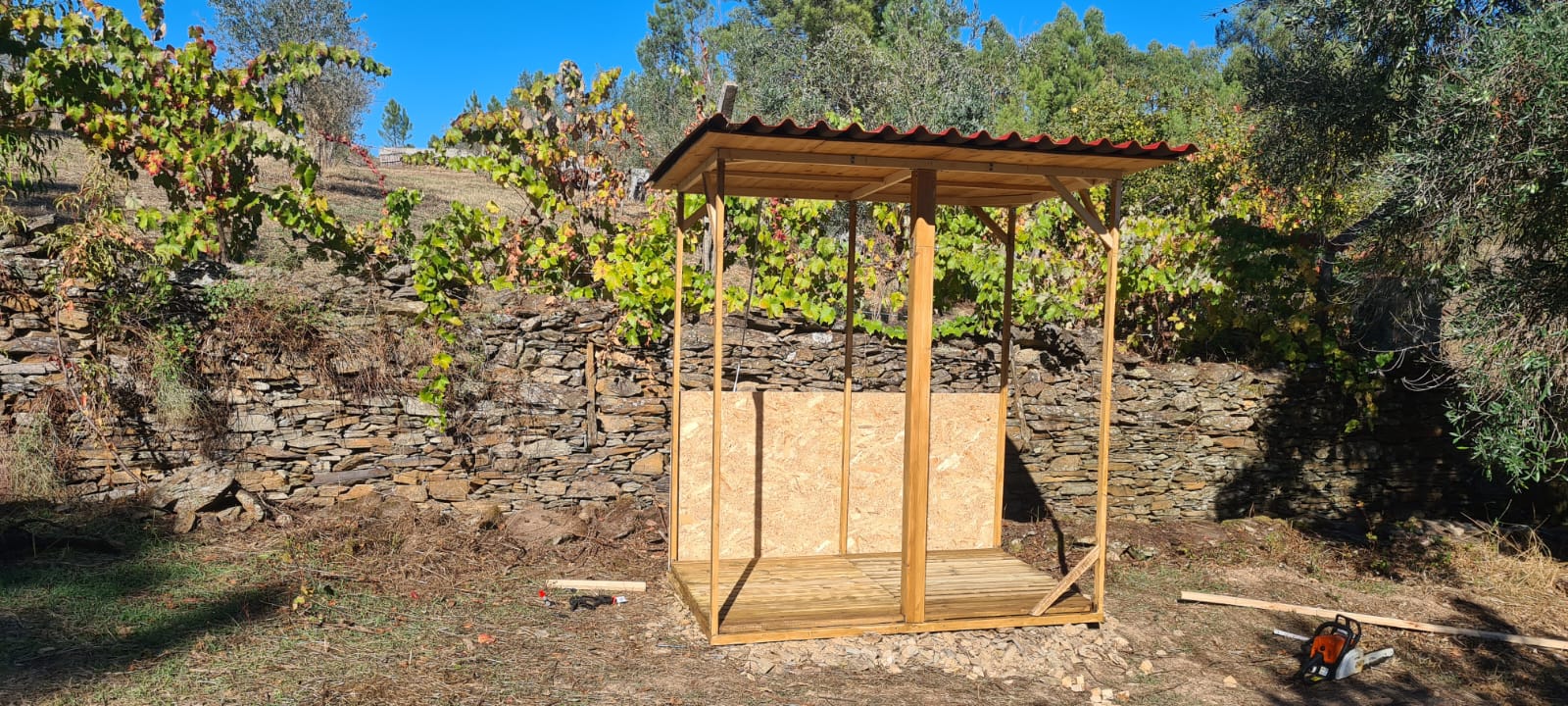 Rueckwand und Boden montiert