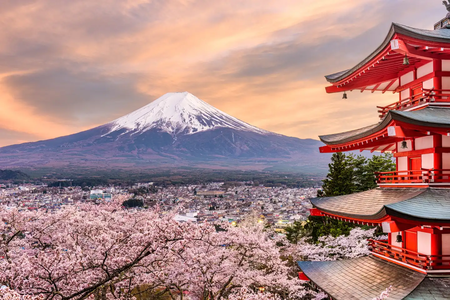 Fujiyoshida an der Chureito Pagode