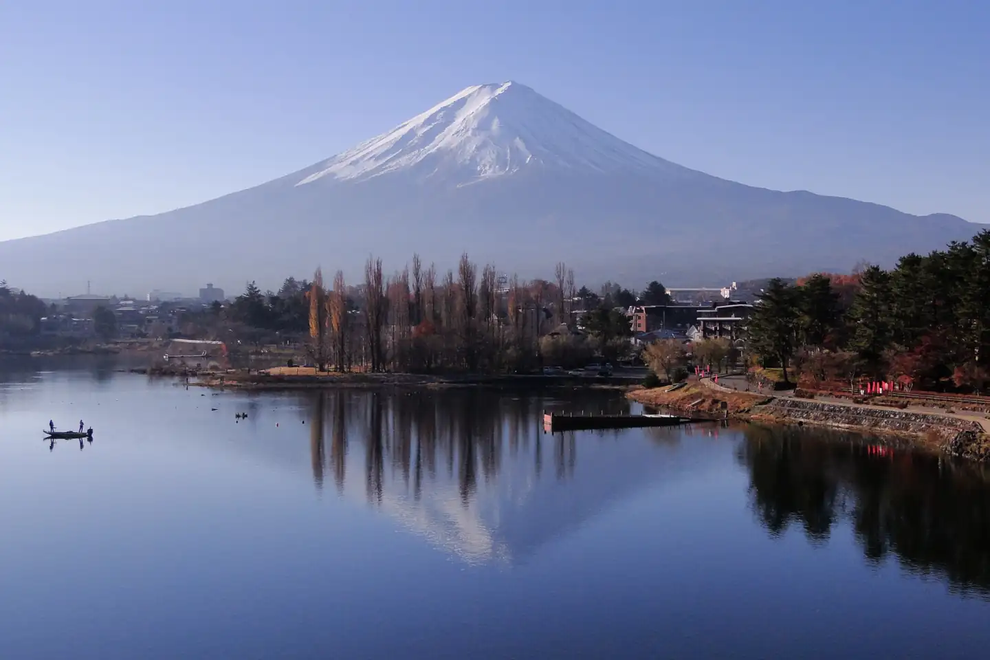 Kawaguchi See im Hintergrund der Mount Fuji