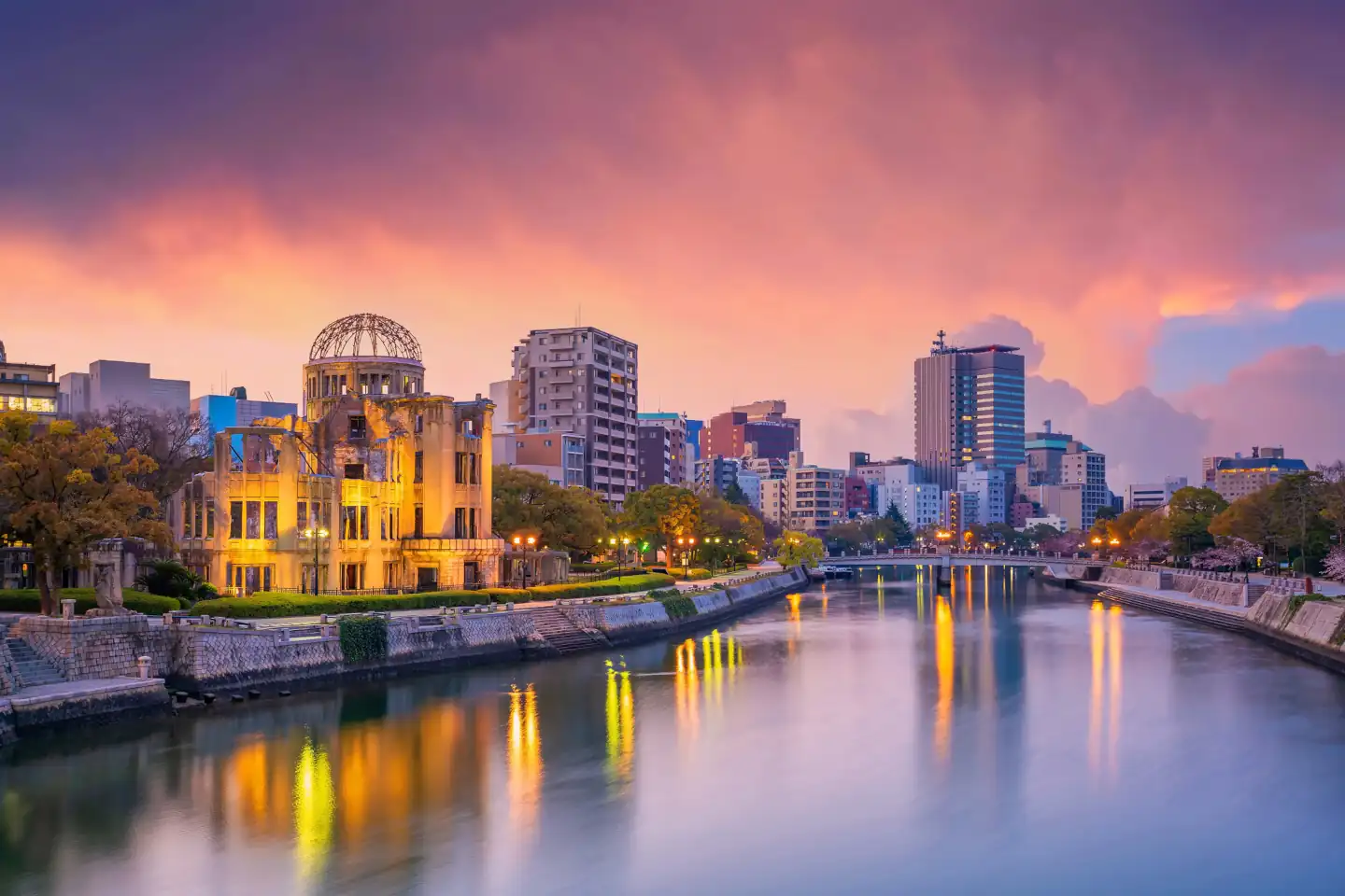 Skyline von Hiroshima mit Blick auf die Atombombenkuppel